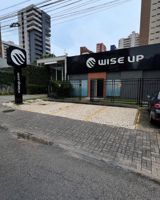 Fachada da unidade Wise Up Aldeota, em Fortaleza